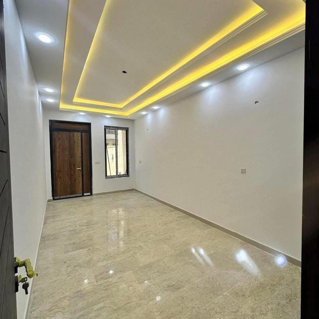 #علي_يوسف_للاستثمار_العقاري

للبيع في السيدية 

الموقع الضباط خلف شارع الكويتي موقع مميز جدا 

تونات عدد 2 
المساحه 162  متر الواجهة 6:50 م نزال 25 م 

#المحتويات 
:: يحتوي الطابق الاول على كراج ومدخلين وصاله ومطبخ وهول داخلي وخدمات صحيه وغرفه نوم ماستر 
:: ويحتوي الطابق الثاني على 3 غرف نوم وخدمات صحيه 

الطابق الثالث  بيتونة

#السعر675مليون مع المجال

إذا كنت تبحث عن فرص استثمارية عقارية في السيدية، يفضل عليك التواصل مع مكتب علي يوسف للاستثمار العقاري للحصول على المزيد من المعلومات والاستشارة.

📞 للاستفسار:  

***********  
***********  
***********  

📍 أو زورونا في مكتب علي يوسف للاستثمار العقاري  
السيدية – شارع الخيزران – مقابل ماكسي مول – مجاور نيكست لايت.
