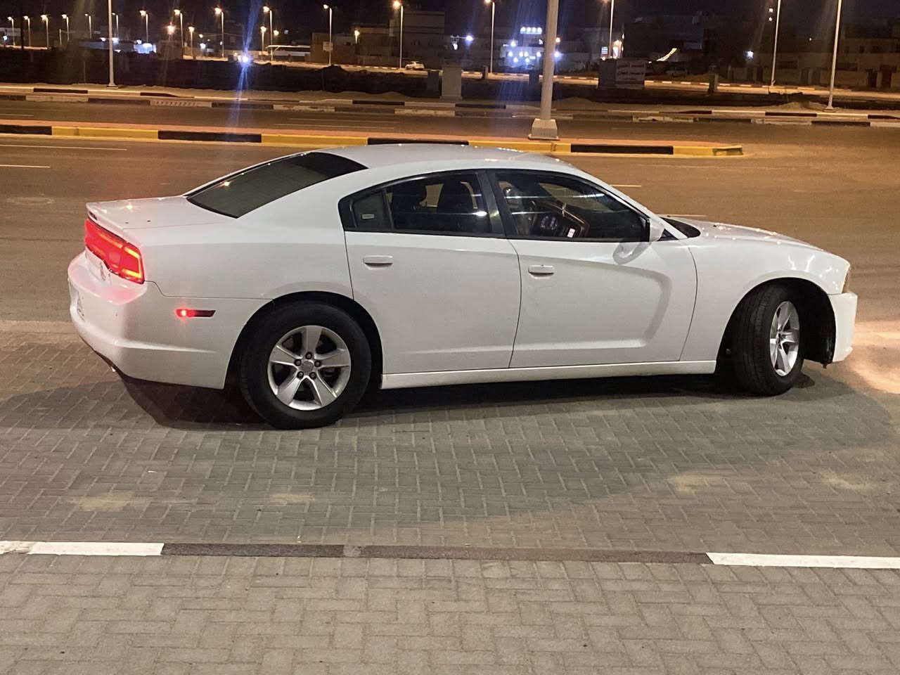 السلام عليكم
دودج جارج 2011 وارد امريكي

طابه كلين بس الدعاميه مكسوره وبالعراق صار بيها حادث بجم جاملغات بارد وصبغ والبنيد مبدل والجاملغات الخلفيه بيها ملاحظات بسيطه
مواصفات عاديه عميه السياره يرادلها تلكيط بيها شوي خياسات خفيفه ماشيه 198الف ميل ما مشتغله خط ب130$ وبيها مجال بسيط مراوس جارجر اوباما جالنجر واذا سياره مرتبه انطي فرق عادي مكانها  بصره سنويه مخلصه صارلها شهرين

***********
