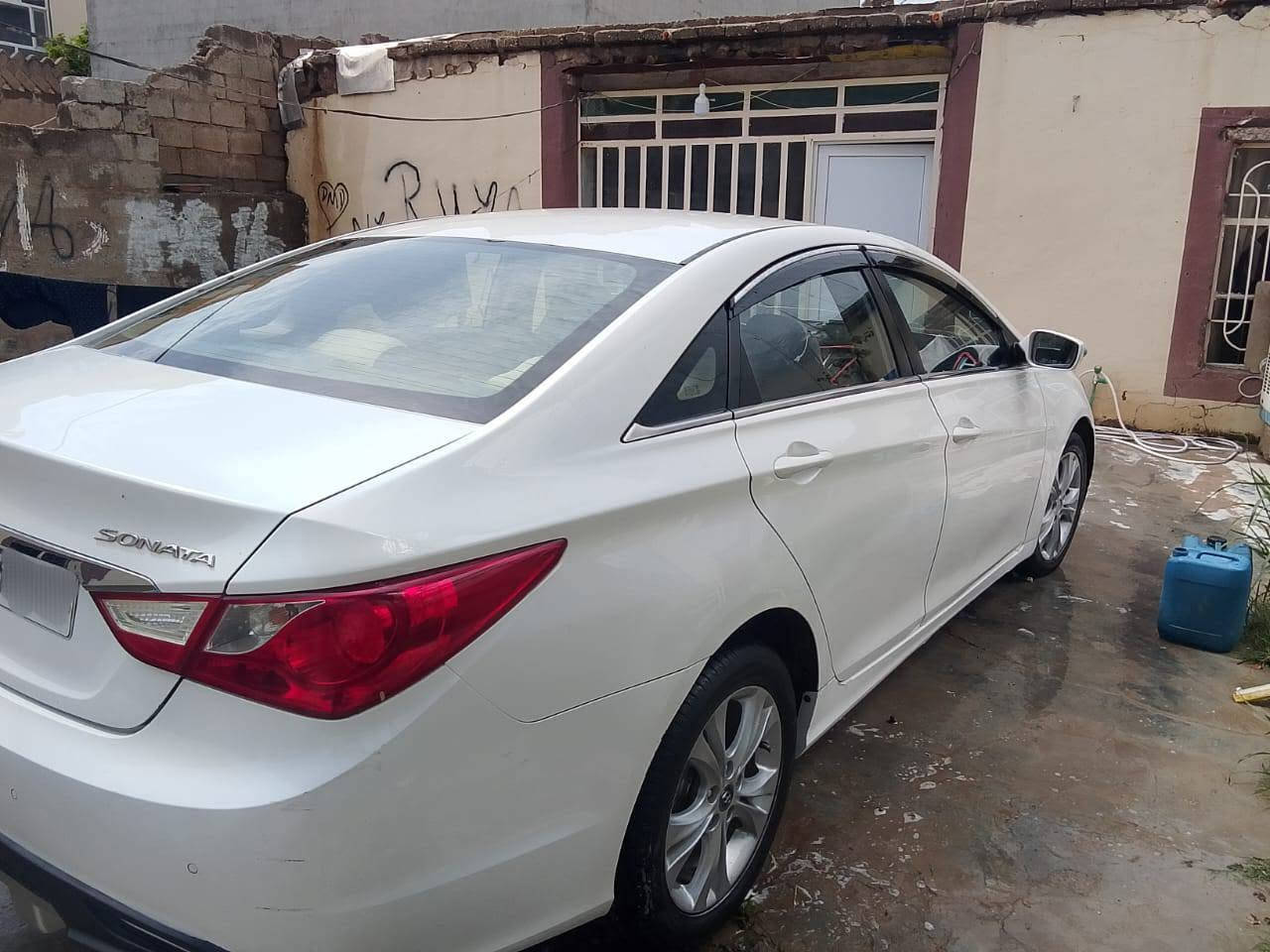HYUNDAI SONATA 2012 
عربي/ کوردی 
عربي 
هيونداي سوناتا موديل ٢٠١٢ خليجي داخل أصفر السونار موجود بصور ماشيه ( ١٧٠ ) ألف كم كير والمحرك بشرط رقم اربيل هزة و السنوية جديد حتى ٢٠٢٨ مواصفات معروف سيارة جاهزة و بدون نقص . 
مكان : كلار - سليمانية 
سعر : ( ١١٠ ) ورقة 💸
رقم تلفون : ( *********** ) 
کوردی 
هیۆندای سۆناتا مۆدێل 2012 خەلیجی ناو زەرد سۆنەرم داناوە ( 170 ) هەزار کم ڕۆیشتوە گێڕ و مەکینەی بەشەرت ژمارە هەولێر هەزە و سەنەوی نوێیە تا 2028 سەیارەیەکی خاوێن و بێ مەسرەفە .
شوێن : کەلار - سلێمانی 
نرخ : ( 110 ) گەڵا 💸 
ژ.م : ( *********** ) كالار, السليمانية
