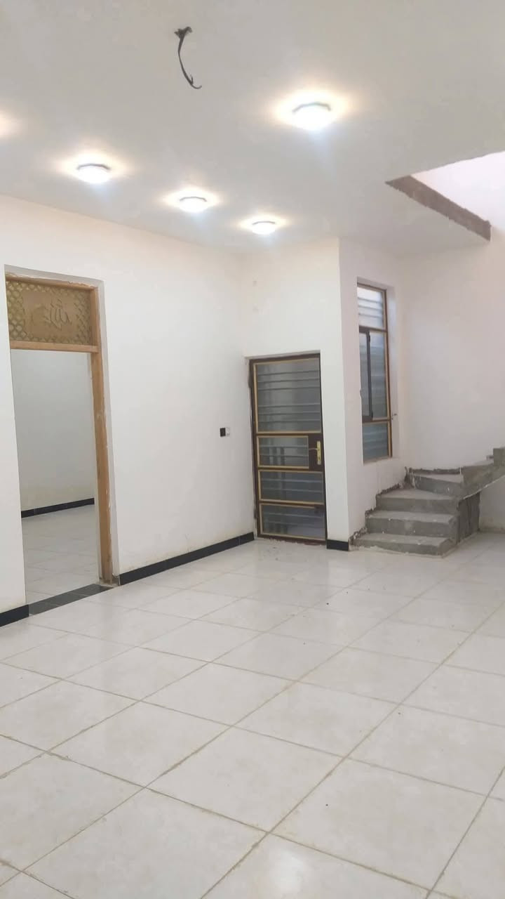 السلام عليكم دار سكن للبيع حديث درجة اولى غير مسكون في الكوت منطقة حي الحكيم نزلة كالة مساحتة 220م البناء طابوق درجة اولى والسقف صب مسلح والارضية والجدران سيراميك ويتكون البيت من غرفتين نوم وصالة واستقبال ومطبخ وصحيات داخلية وخارجية ومرقم من قبل البلدية علما ان البيت فارغ السعر 58 وبي مجال الاستفسار الاتصال على هذا الرقم ***********
