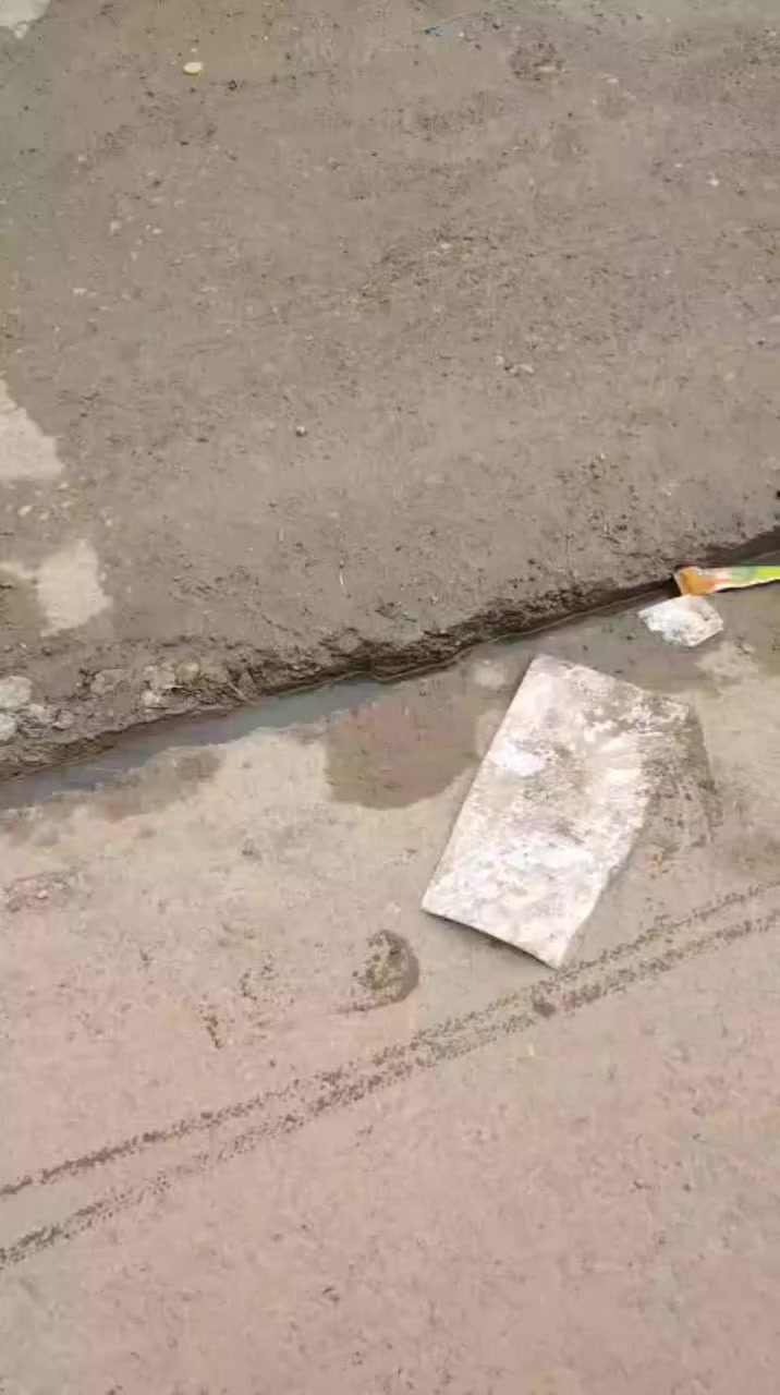 السلام عليكم مكلف بالنشر بيت للبيع المساحه مذكوره بالفيديو الموقع حي السلام الحويجه التفاصيل عبر الخاص او الرقم ***********
