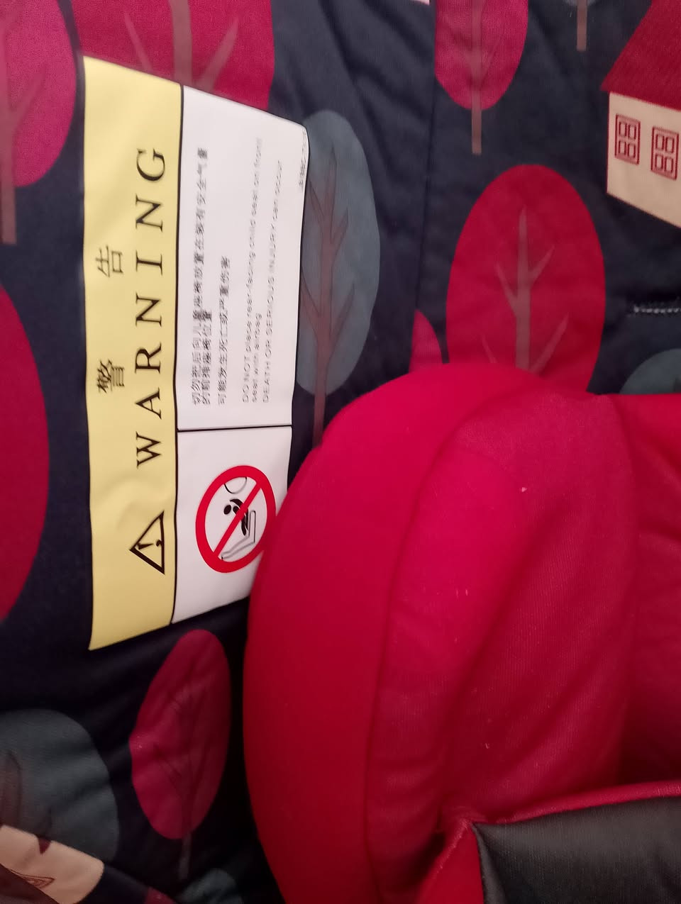 كرسي اطفال  يوضع للسياره 
استخدام قليل نظيف جدا 
مكاني الشعب 
***********
