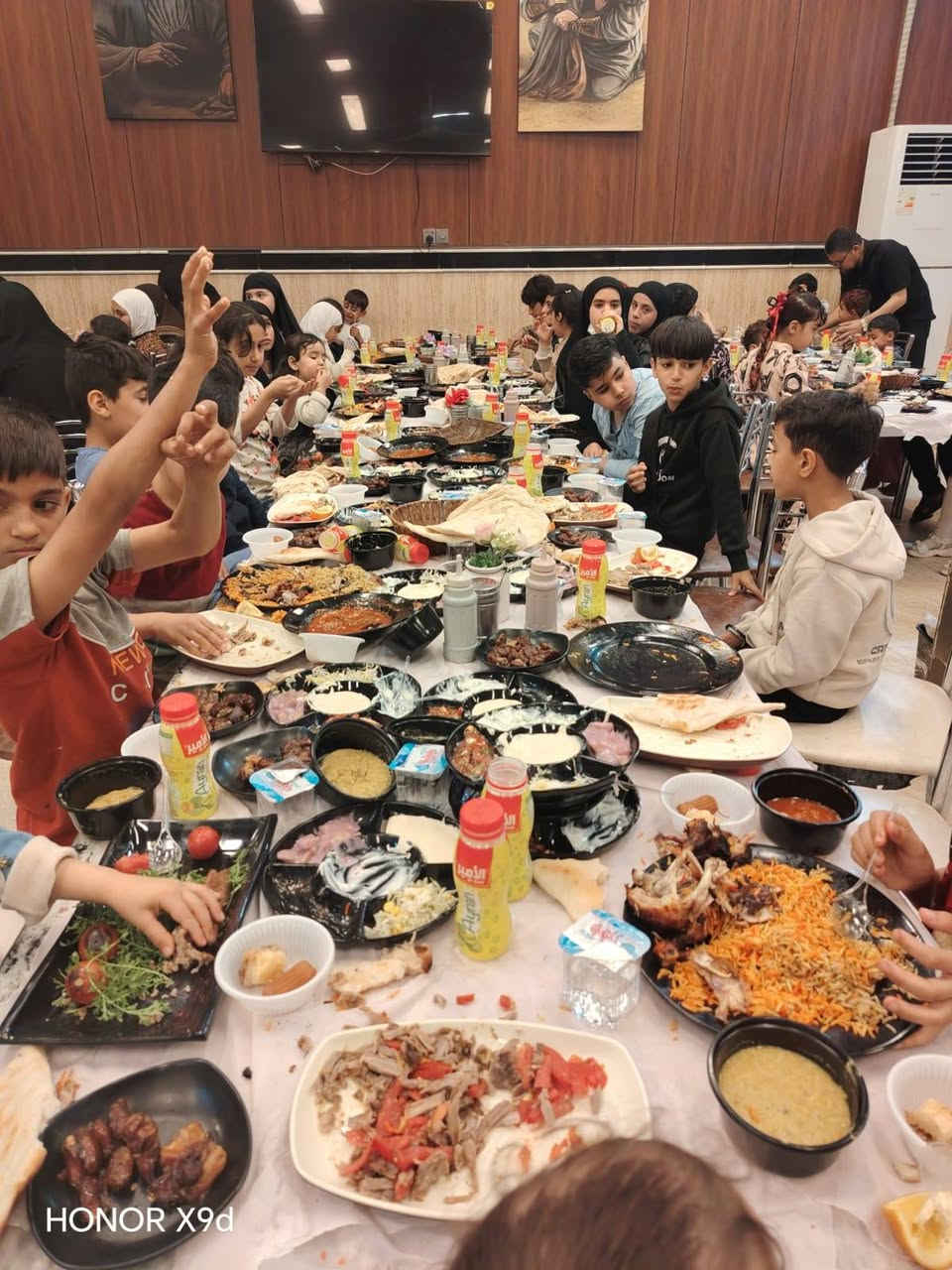 تقيم جمعية التعاون الخيرية في محافظة ميسان مأدبة إفطار بعض الايتام المسجلين لديها وكان العدد أكثر من ٧٠ يتيم نسأل الله القبول
للتبرع والتواصل *********** لليتيم عونا وسند@
