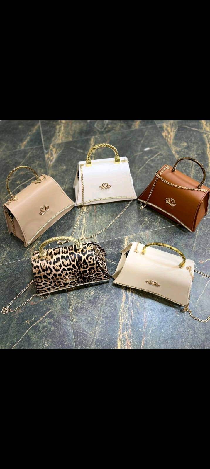 مجموعة متميزة من الحقائب النسائية بتصاميم أنيقة ومتنوعة تناسب جميع الأذواق. متوفرة بألوان وأنماط خلابة لتضفي لمسة من الأناقة على أي إطلالة.