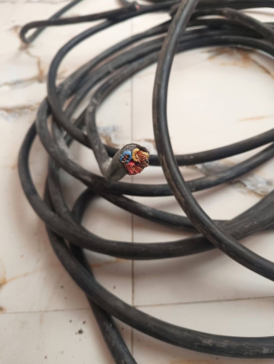 يوجد كيبل 4في10للبيع اردني قطعتين كل قطعه طولها 15 متر يعني 30 متر مستخدم قليل للاستفسار ***********
