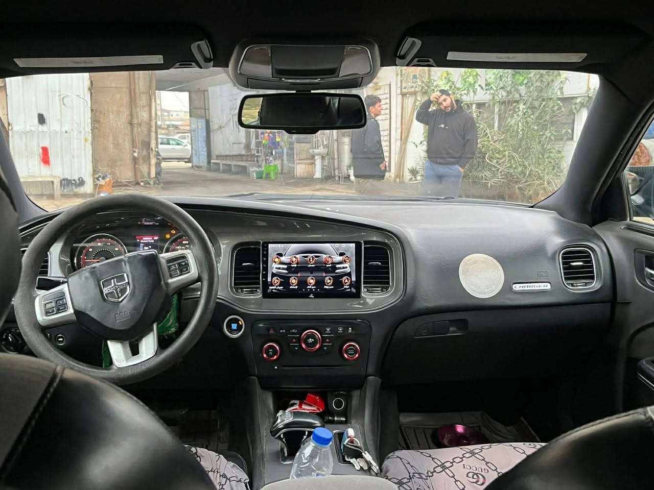 سلام عليكم
دوج جارجر
2014
بيع او مراوس
***********
سياره بيه صبغ +كفر جاملغ خلفي مبدل 
بجم كبس 
محرك ٣٦٠٠
