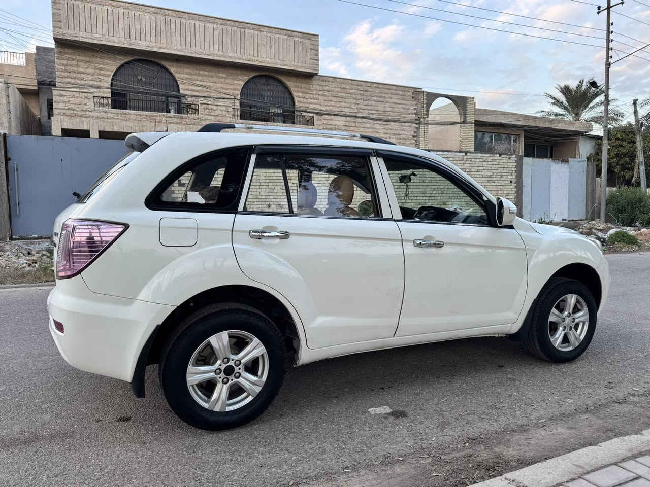 السلام عليكم للبيع ليڤان X60 مديل 14 رقم بغداد كفاله بدون صبغ فقط بارد باب خلفي عكس السايق گير عادي هزه جديده وسنويه بأسمي 2027 تبريد وتدفئه كامله سياره جديده گير مكينه تبريد مكفول صدر امامي خلفي جديد السعر 73 وبيها مجال العنوان بغداد حي الجهاد الأطباء الأتصال ع الرقم ***********
