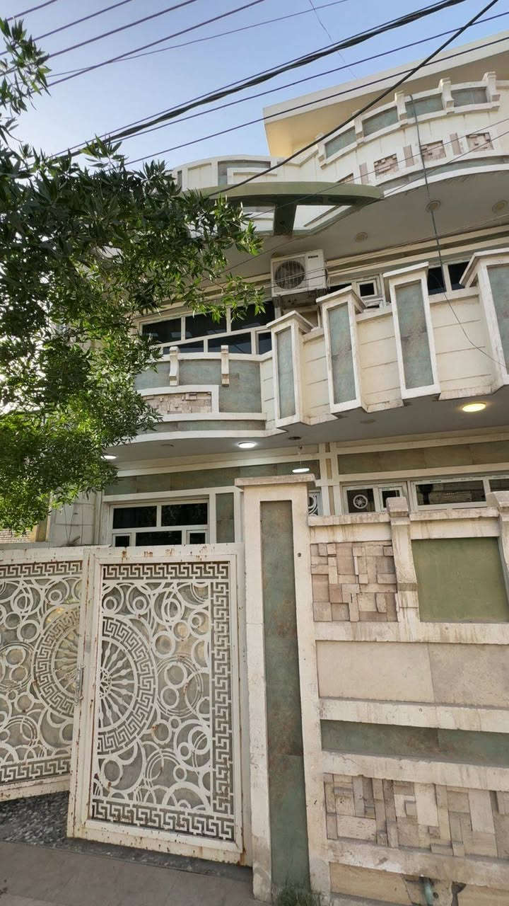 (بيت للبيع) 
( ١٠٥ ) م واجهه ٧ نزال ١٥
٣ غرف نوم وحده جوه ٢ فوك 
مطبخ مساحة درج مثل ماموضح بالفيديو 
البيت هو واثاثه كامل 
زراعي طابو سند ٢٥ 
المكان الامين سكينه شارع ١٥ 
خلف محطة وقود الجبهه للاستفسار اكثر التواصل واتساب ***********
