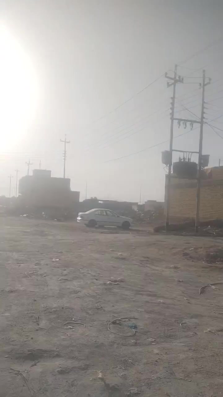 بيت ١٠٠م ركن علئ شارع ٢٠م. ١٠ في ١٠    .بناء حديث بعده محد ساكن بيه      البيت بيه ديوانيه  وهول. وغرفه  ومطبخ  ومنور. وصحيات داخليه وخارجيه ونضام. شقه معزوله بعدهي   ما كامله الشقه    بسمي  اتصال ***********.     المكان حي الكرامه. نهاية شارع العياده   جميع الخدمات. ماي مجاري كهرباء مدارس. تبليط عن البيت قطعتين.
