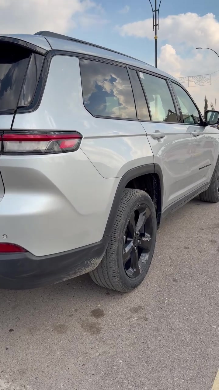 للبيع  Jeep Grand Cherokee 2024

جيب كراند شيروكي 2024 امريكي 
ضررها سرقة سستم كامل القطع الخارجية 
 بدون اي حادث او ايربك 

7 راكب 
كاميرا خلفية + حساسات ورادار 360
مثبت سرعة  
نظام أمان  كامل 
(فرامل طوارئ + تحذير خروج عن مسار)
تبريد ٣ قطع  
ماشية 50,000كم 
السعر 265 
 تفاصيل اكثر واتساب ***********
المكان بالموصل 
لكن متواجد غدا في بغداد  فقط
