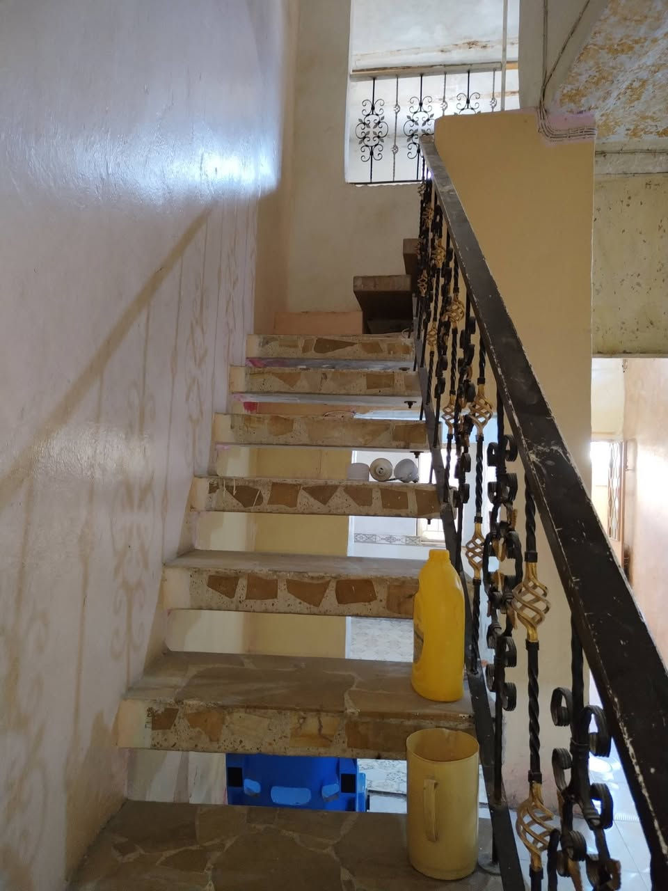 يوجد بيت لايجار نضيف جدن في طويريج داخل شارع بلدي قرب علوة المخضر مساحه 100 متر يتكون البيت  من صاله كبيره معه غرفه  واحده بل اسفل والثاني بل طابق الثاني  معه مطبخ   حمام داخلي صحيات خارجي  بيت نضيف جدن موضح بل صوره سعر لايجار صافي 250  الف للتواصل  ***********  او خاص
