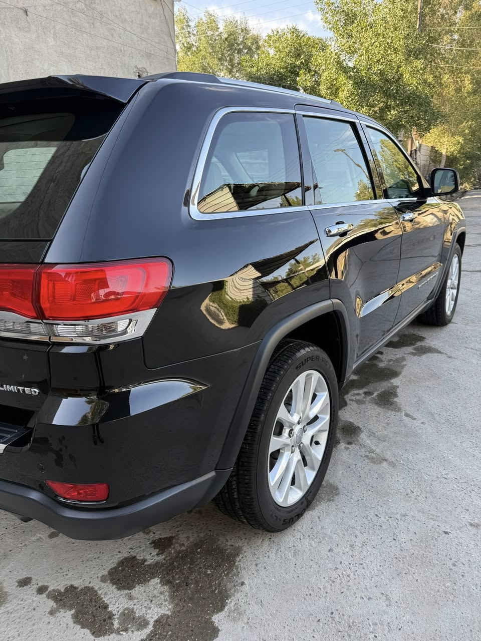 السلام عليكم جيب موديل 2017 خليجي وكالة مكفولة من الصبغ والتبديل باسمي لمتد فول مواصفات عدى الجكات والرادار ومعروفه مواصفات اللمتد من فور ويل وجنطة كهرباء وكراسي خزن وكهرباء ودمام وحساس امامي وخلفي وزراك لايت وبنوراما وشاشة كبيرة وماوس وضعيات قيادة واستيرن كهرباء وشفتات واوتو ستوب وتشغيل عن بعد وكشنات تدفئة وتبريد الى اخره من المواصفات ماشية حقيقي 66 الف كيلو وليس ميل بيهة فقط بارد اربع اصابع بذيل الباب الايمن الخلفي وممبين نهائيا المكان السيديه حي الاعلام السعر 26 الف دولار وبيهة مجال ***********  ابو يوسف
