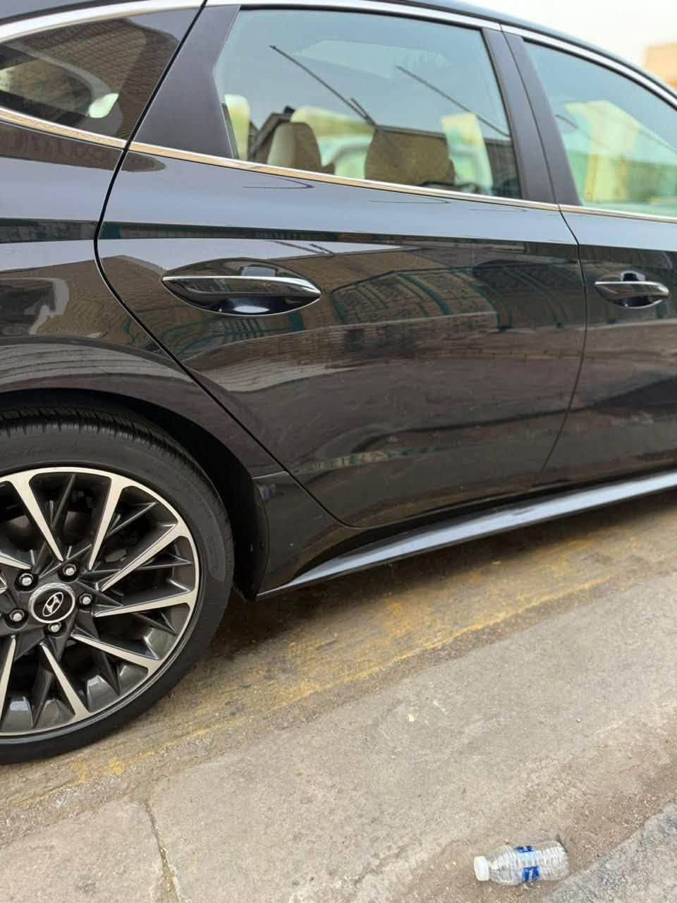 سوناتا 2022 لمتد اعلى فئة 1/1  Vip
لون  اسود  بانوراما ماشيه  46  ألف
(( حادث جاملغ مبدل نفس لون وبنيد جزء منه صبغ لغد وشاصي مكفول  )) 
بدون ارباك بدون دواخل 
المواصفات : 
((السياره تتقدم وترجع بالريمونت))

.داتا شو عرض على الجامه الامامية
.محرك 1600 تيربو رياضي 
.داخل جلد جملي مميز  
.خمس كامرات 360 درجة 
.رادارات 360 درجة 
.كراسي كهرباء امامي  
.كرسي خزن ميموري
.كراسي جلد ( تدفئه + تبريد )
.رادار مانع تصادم 
. رادارت جانبية ( تحذير النقطة العمياء ) 
. هاندبريك كهرباء 
.اوتو هولد
. تحكم ستيرن جهتين 
. كير رياضي بل ستيرن 
.جنطة كهرباء ذكيه عند الاقتراب تفتح
. عدادات ديجتال تتغير الوانها مع وضعيه القياده
.اناره لد بالدشبول والابواب تتغير عن طريق الشاشة 
. اضاءة خلفية ليد 
. ويل كب الكبير 
. تشغيل عن بعد
. وضعيات قيادة عدد 4
. تحديد سرعه 
. تحديد مسار
. سماعات نظام Bose العالمي 
.كاميرا جانبية مع تشغيل الاشارة
. شاحن لاسلكي ( wireless ) 
.ماسحات اوتو ويا المطر تشتغل وحدها 
تخم تاير جديد وباتري ايضاً جديد
وبعد بيهه هواي مواصفات
رقم اربيل ومكانها بغداد
 اي استفسار ***********

