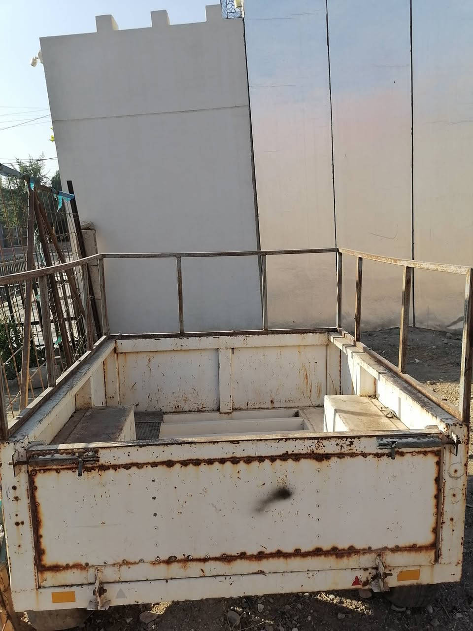 سلام عليكم 🌹 عربانه يفيد للسفرات وأهل مزارع وللشغل ويسحب خلف كل سيارات ورزنه وبيه دبلات وسعرها ٤٥٠ الف دينار عراقي ١متر ونصف في ١متر ونصف يعني مربع وارجو من الجميع لاتكسرون بحلال العالم لانه عندي ضروف الحياه والحمدالله على كل حال ونعمه علينا وعليكم 🌹 ✍️ وللاستفسار الاتصال على الرقم *********** وتساب عليه وتحياتي ✍️
