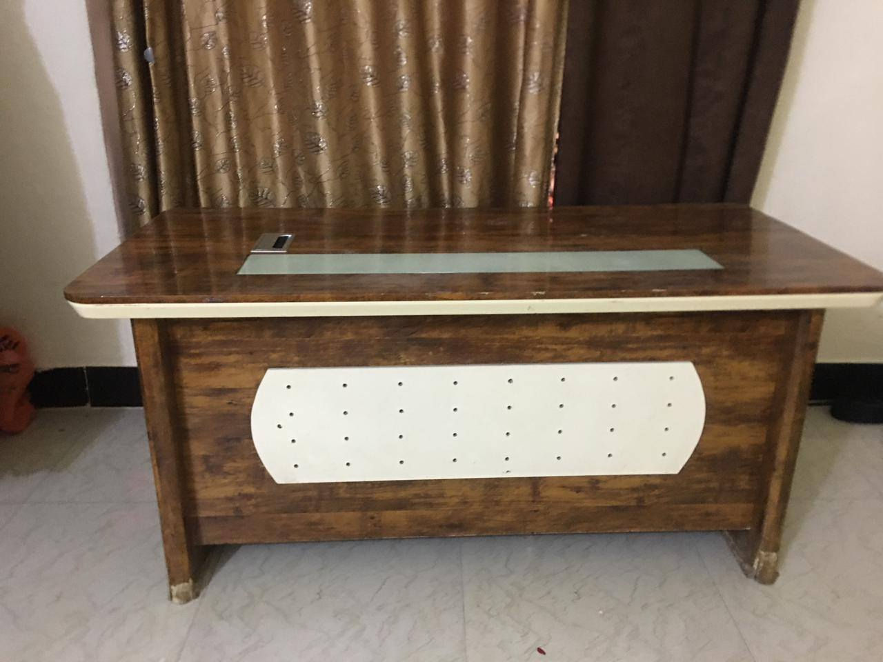 ذني و وياهن كرسي مكتبي للبيع السعر 150 وبي مجال حگ الجيه           الرقم:***********
