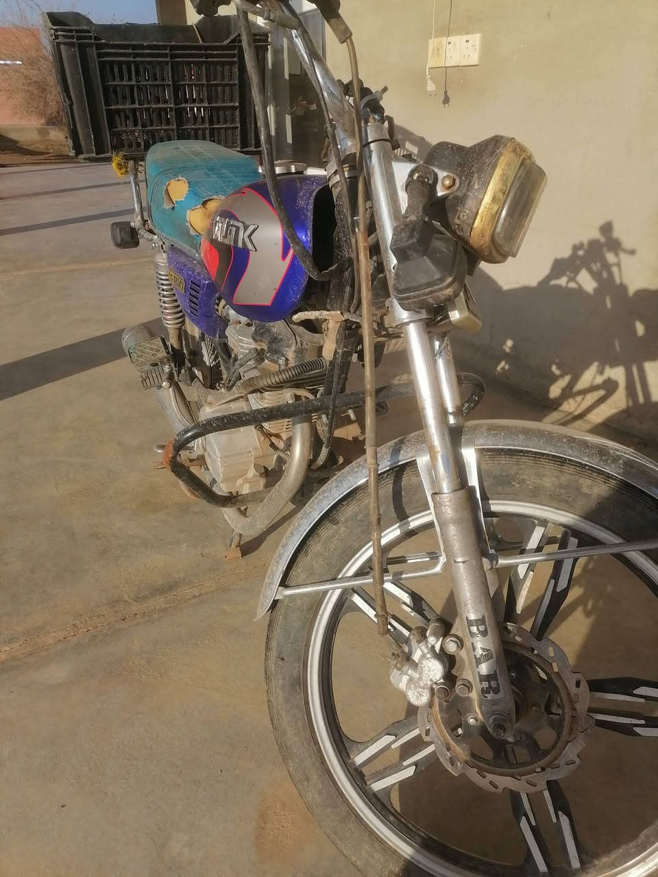 السلام عليكم ماطور سافيني للبيع محرك خمسه گير مامفتوح، العيب الوحيد البي بونبرين الورا السعر 300 وبي مجال *********** ***********
