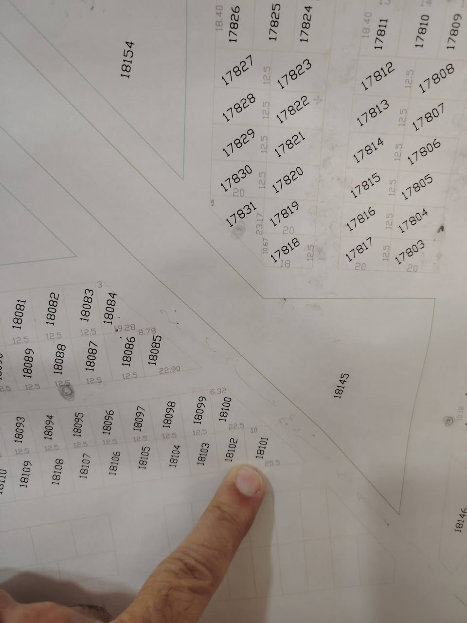 للبيع قطعة ارض بعانه شارع النازل على مشروع الماء بظهر ليث الجميل مساحتها 355 متر مربع وركن منطقة جميله عالشارع الرىيسي مباشرة وقطعه متميزه الرقم 18101
اي سؤال عالخاص او الرقم..
 ***********
