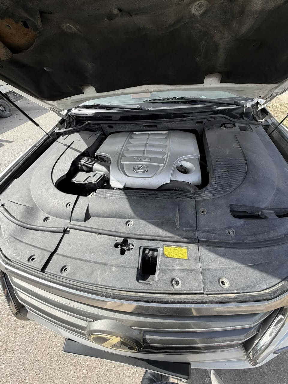 سلام عليكم لكزز موديل2008 اعلى مواصفات بلكزز بريم اصل السياره فول للاخير رقم اربيل باسمي سنويه جديده السياره كفاله من كير مكينه تبريد 
بيها جاملغ الامامي صبغ والباب بارد 
مكان السياره النجف الاشرف 
كلشي شغال بيه شرط كلوب ماعالكه 
ماشيه 335 حقيقي 
تحديث دعاميات ولايتات وبك لايت ويل فقط 
السعر 290 مجال قليل 
***********
