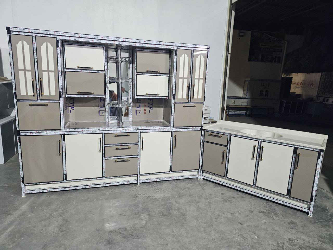 كاونتر (مترين ونص ) مع سنك مرمر( متر ونص )
داخل وخارج المنيوم 🤗 

مواصفات العمل 

😍المنيوم صيني درجه اولى

❤️ضهر المنيوم بليت
❤️داخل المنيوم  بليت + بنل ثقيل
❤️يدات  استيل 
❤️سطح مبطن خشب mdf
❤️حجل ارضي

العنوان الفلوجه قرب جامع الفاروق مجاور مقبرت الشهداء 👈يتوفر بنضام القسط والنقد 🔴 للإستفسار مراسلة الصفحة
 او الواتساب : ***********

اتصال : ***********
