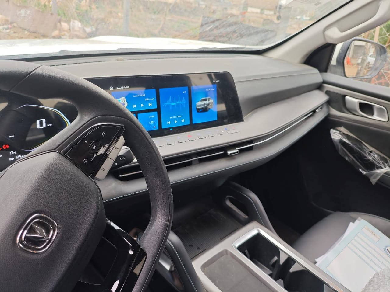 شانجان هنتر بلكن هايبرد دبل قمارة 2025
Changan Hunter Plug-in Hybrid 2025 / Nevo Hunter K50

المواصفات:
بيك أب دبل قمارة
REEV – هجين ممتد المدى (Extended Range Electric Vehicle)
تمشي كهرباء 100% 
Plug-in Hybrid (كهرباء + بنزين)
دفع رباعي AWD / 4×4

منظومة القوة والأداء:
محرك 2.0 تيربو بنزين (يعمل كمولّد)
محركات كهرباء أمامي + خلفي
عزم قوي + هدوء القيادة الكهربائية
توزيع ذكي للعزم حسب وضع القيادة والطريق

البطارية والمدى:
بطارية 31.18 kWh
مدى كهرباء حتى 131 كم (NEDC)
داخل المدينة كهرباء كامل
استهلاك بنزين اقتصادي جدًا
تقريبًا 4 لتر / 100 كم

أوضاع القيادة والتحكم:
أوضاع قيادة: Standard / ECO / Sport
أوضاع نظام الهجين:
أولوية كهرباء
تشغيل تلقائي ذكي
كهرباء إجباري
تشغيل البنزين عند الحاجة
تحكم بثقل المقود: Comfort / Light / Sport
Trailer Mode (وضع السحب)
Car Wash Mode (وضع غسيل السيارة)

أنظمة السلامة ومساعدة السائق (ADAS):
ESC نظام الثبات الإلكتروني
Traction Control (CTS) مانع الانزلاق
HDC نظام التحكم بنزول المنحدرات
EPB فرامل يد إلكترونية
AUTO HOLD تثبيت تلقائي عند التوقف
نظام تحذير المشاة عند السرعات الواطئة
أنظمة مساعدة قيادة مفعّلة ضمن قائمة ADAS

الراحة والأنظمة الذكية:
قفل وفتح ذكي للأبواب (كل الأبواب أو باب السائق)
قفل تلقائي أثناء القيادة + فتح تلقائي عند التوقف
رفع النوافذ تلقائيًا عند القفل
تحكم بالنوافذ من الريموت
تهوية المقصورة تلقائيًا عند فتح السيارة بالريموت
تنشيف ذاتي للمكيّف (Anti-odor / Self-drying)
حفظ إعدادات القيادة
عرض ذكي للمدى (NEDC / CLTC)
شاشة لمس مركزية كبيرة للتحكم الكامل بإعدادات السيارة

ملاحظات مهمة:
🔹 السيارة باسمي – تحويل مباشر 
🔹 مرقّمة بغداد حاليًا 
🔹السيارة زيرو 
🔹 السعر:330 ورقة وبيها مجال قليل

📞 للاستفسار الاتصال على الرقم 
***********
