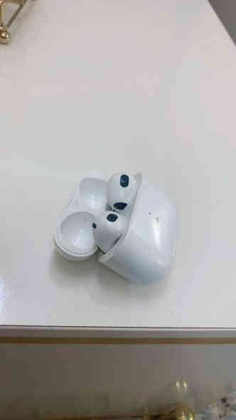 سلام عليكم سماعات ايربود نضيفات كلش اصلية الجيل الثاني اصليات ١٠٠٪؜ مكاني بلديات***********
