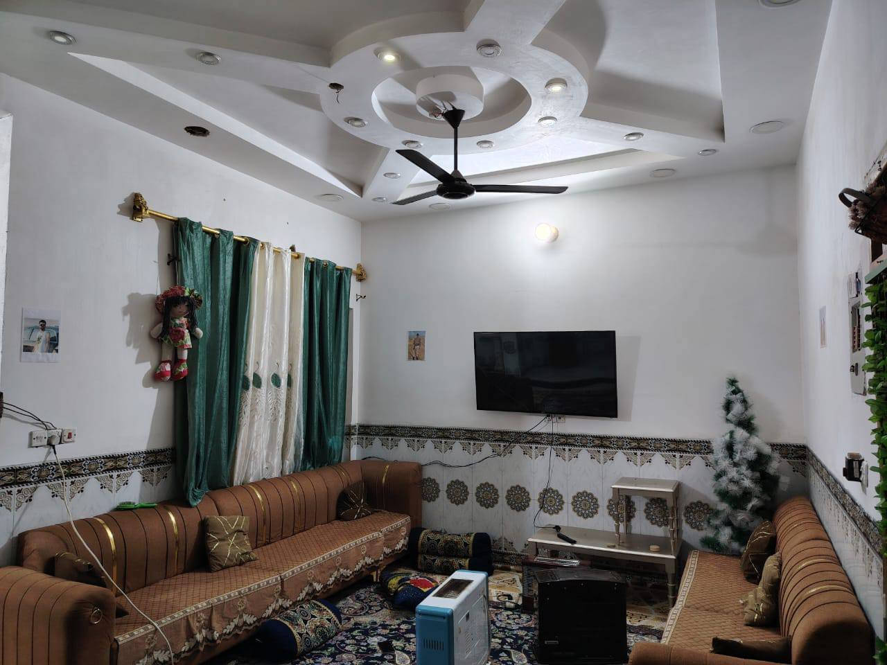 السلام عليكم بيت البيع بحي موظفين بل 6000 بدايته البيت غرفتين جوه وغرفتين وحمام مطبخ فوك بس مكاملات باقي بس لبخ وكاشي وستقبال وصلاه مثل ما موضح يمك بل صور البيت مطلوب أسكان متواجد بس تصال ***********
