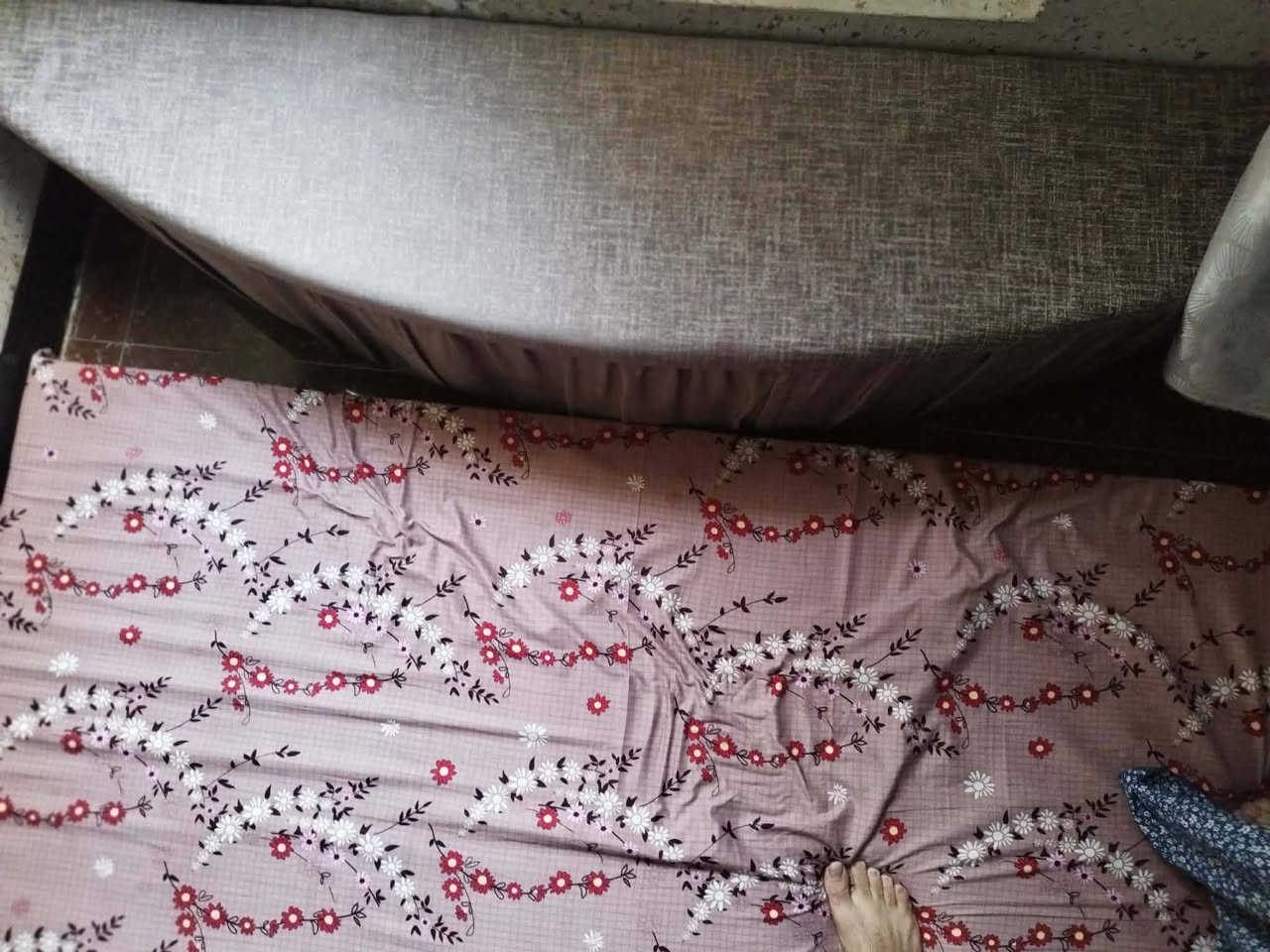 السلام عليكم ورحمة الله وبركاتة  عندي غرفه نوم للبيع تكمـه تركيه نضيفه مثل ماوضحلكم بالفيديو والصور اني الغرفه تحتوي على 10 قطع للاستفسار عالسعر الاتصال على الرقم ***********
