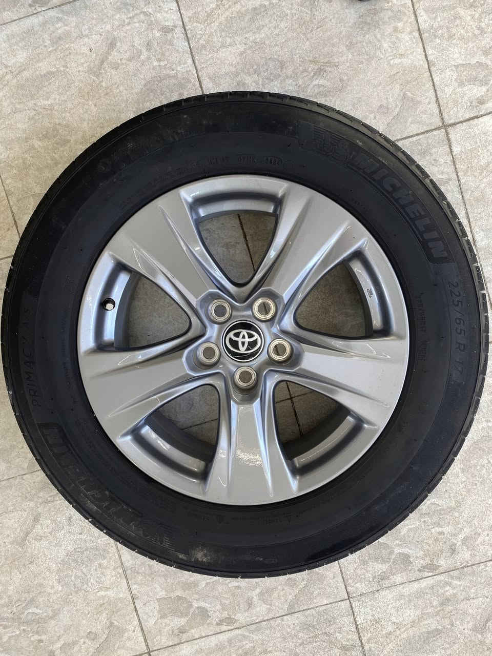 السلام عليكم 
تاير مع ويل عدد 3 اصلي شركة تايرات مشلن انتاج اسبوع 28 من سنه 24 بعدهن جدد ماشي عليهن 4000 فقط ملاحظة تايرات بدون حساس 
للاستفسار ***********
مكاني الانبار الرمادي 
يوجد توصيل
