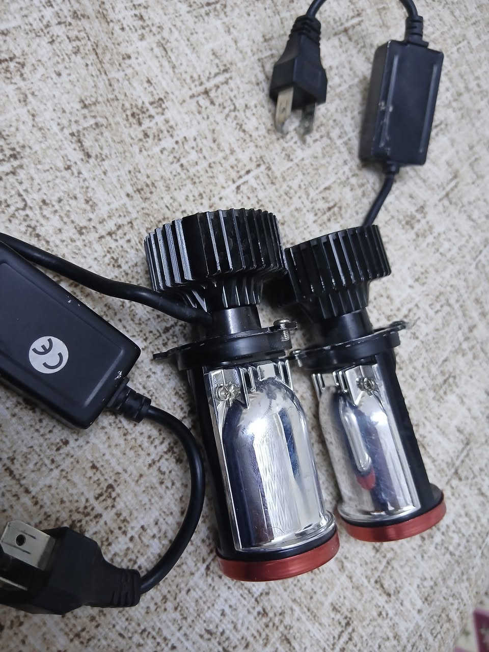 عدسات h4 عالي ناصي فيشة ثلاثية  ترهم لكل السيارات فيشة ثلاثية  مستعمل قليل  فقط وحده من الليط الي تكعد مكسورة ولحمتها مأشر عليها  يعني تكعد كلشي مابيها  شغالات عالفحص عالي ناصي  وضواهن يخبل محدد  اشتريتهن ب٥٠  رايدهن ب٢٠  مكاني بغداد الشعلة  ***********
