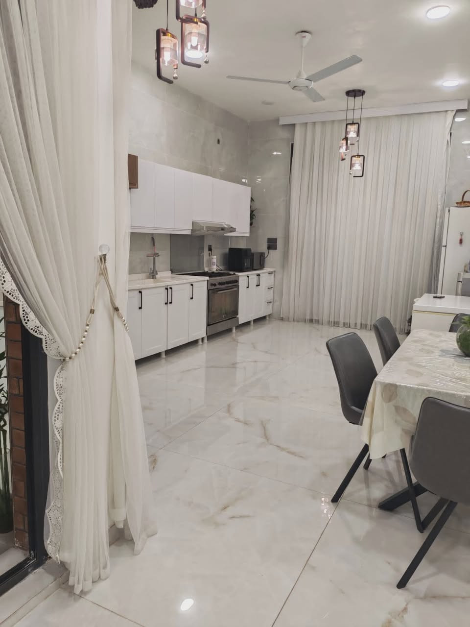🏡✨ دار حــديــث لــلــبــيــع ✨🏡
━━━━━━━━━━━━━━━━━━━━

📍 الــمــوقــع: بابل – وزير
تقسيم حسين مارينا
خلف محطة وقود حمورابي

━━━━━━━━━━━━━━━━━━━━

📐 الــمــســاحــة: 206 متر

📜 طــابــو زراعــي – ســنــد 25

🏢 الــبــنــاء: طابقين
✨ بناء حديث عام 2026 بإشراف كادر هندسي متخصص

━━━━━━━━━━━━━━━━━━━━

🏠 تــفــاصــيــل الــدار:

🔹 الطــابــق الأول:
• غــرف نــوم عــدد (2)
• اســتــقــبــال
• هــول
• مــطــبــخ
• مــجــمــوعــة صــحــيــة مــعــزولــة
• حــديــقــة داخــلــيــة
━━━━━━━━━━━━━━━━━━━━

🔹 الطــابــق الــثــانــي:
• غــرف نــوم عــدد (2)
• مــجــمــوعــة صــحــيــة مــعــزولــة

━━━━━━━━━━━━━━━━━━━━

🌟 مــمــيــزات الــعــقــار:
✔ مــجــمــوع غــرف الــنــوم (4)
✔ تــصــمــيــم عــمــلــي ومــســاحــات مــريــحــة
✔ شــارع تــبــلــيــط بعرض 10 متر
✔ خــدمــات كــامــلــة
✔ بــنــاء حــديــث بــمــواصــفــات جــيــدة
━━━━━━━━━━━━━━━━━━━━

💰 الــســعــر: 295 مليون
✨ قــابــل لــلــتــفــاوض

━━━━━━━━━━━━━━━━━━━━━

📞 لــلــاســتــفــســار والــاتــصــال

🏢 مــكــتــب عــقــارات أَبــراج بــابــل
(حسن الحسناوي)
• ***********
• *********** 

📍 مــوقــع الــمــكــتــب:
بابل – حي الجزائر – مقابل الجسر الدولي

━━━━━━━━━━━━━━━━━━━━━━
