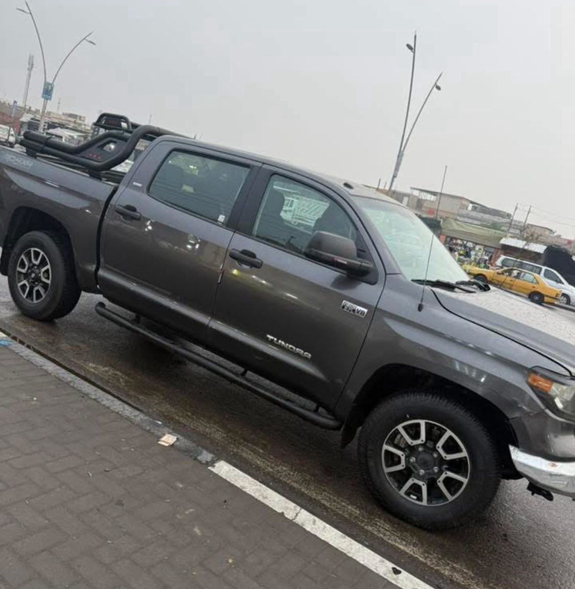 عندي سيارا تيوتا تاندرا  بيكاب موديل 2017 باب عريض بدي كصيف اريدبيكاب بدي طويل لحاجتي الماسه اليه مراوس علما ان السعر 230 ورقه وباسمي رقم اربيل ماعليها اي ضريبه موجوده بالبصره المهندسين هاتف *********** اي بيكب بس كون بدي طويل الفرق حسب السوك
