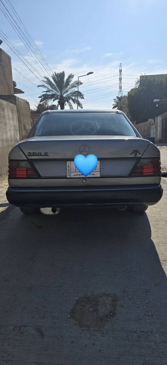 مارسيدس 300E موديل 1990 محرك بطه 3000 كير ومكينه نظيفات تبريد شغال سعرها 38 وبيها مجال التواصل خاص او على هذا الرقم ***********
