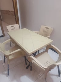 ميز طعام • نظيف