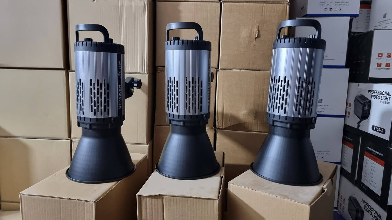 السعر الواحد 175  الف 
اضاءة فديو  مستمرة 250 واط من شركة YSKE
باي كلر شمسي ابيض ثلجي  تحكم كلفن تحكم بقوة الاضاءة 
شاشة كبيرة فانات تبريد عدد ٢ صامت  تحكم تطبيق موبايل جديد متوفر توصيل


**إذا كنت صاحب هذا الإعلان وتريد حذفه لأي سبب، رجاءا أرسل رسالة إلى الدعم الفني**