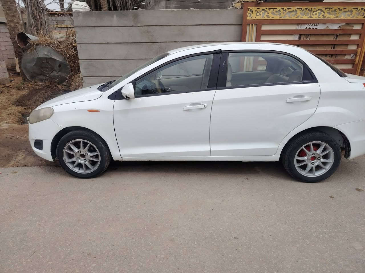 سلام عليكم شيري فلاوين لبيع مديل ١٣ رقم قادسيه سياره مكفوله من مكينه وكير وحداديه وكشر السعر ٤٢وبيهه مجال مكان السياره ديوانيه الشراي يتصل ***********
