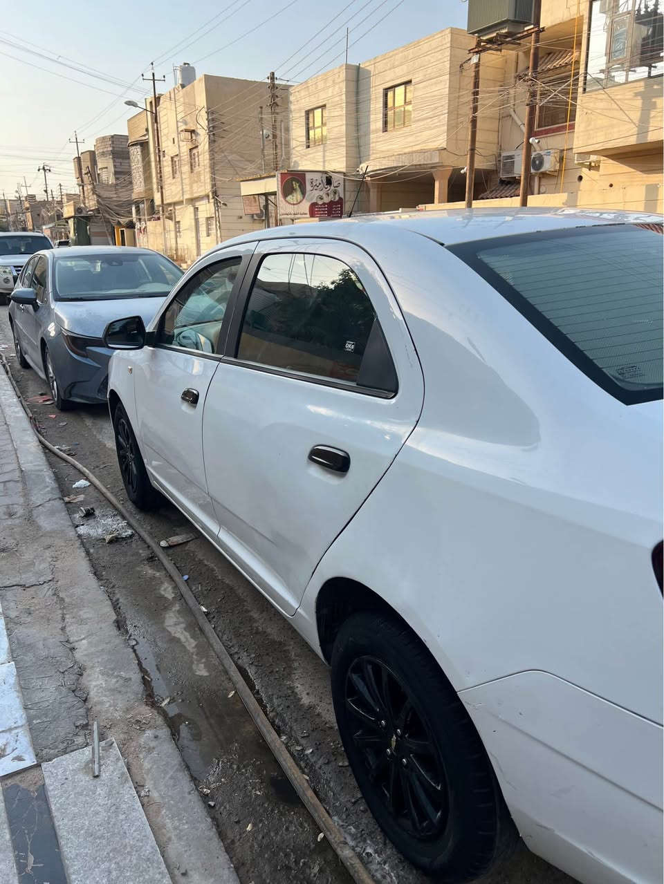 السيارة كير ومحرك وتبريد كلهن على الكفالة.
السيارة باسم بنت من أهل كركوك، والتحويل ثاني يوم
السيارة بيها ضربة بالجاملغ الخلفي اليمين وشوي من الباب والصفحه الثانيه هم جاملغ وشوي من الباب  (كما موضح بالصور إذا موجودة).
بيها طقطقة بدرام شفت وتصليحه تقريباً يكلف 50 ألف دينار.
* بيها بعض الملاحظات البسيطة الاعتيادية، لذلك سعرها 75ورقه وقابل للنقاش بالمعقول.

للاستفسار *********** البصرة, العراق
