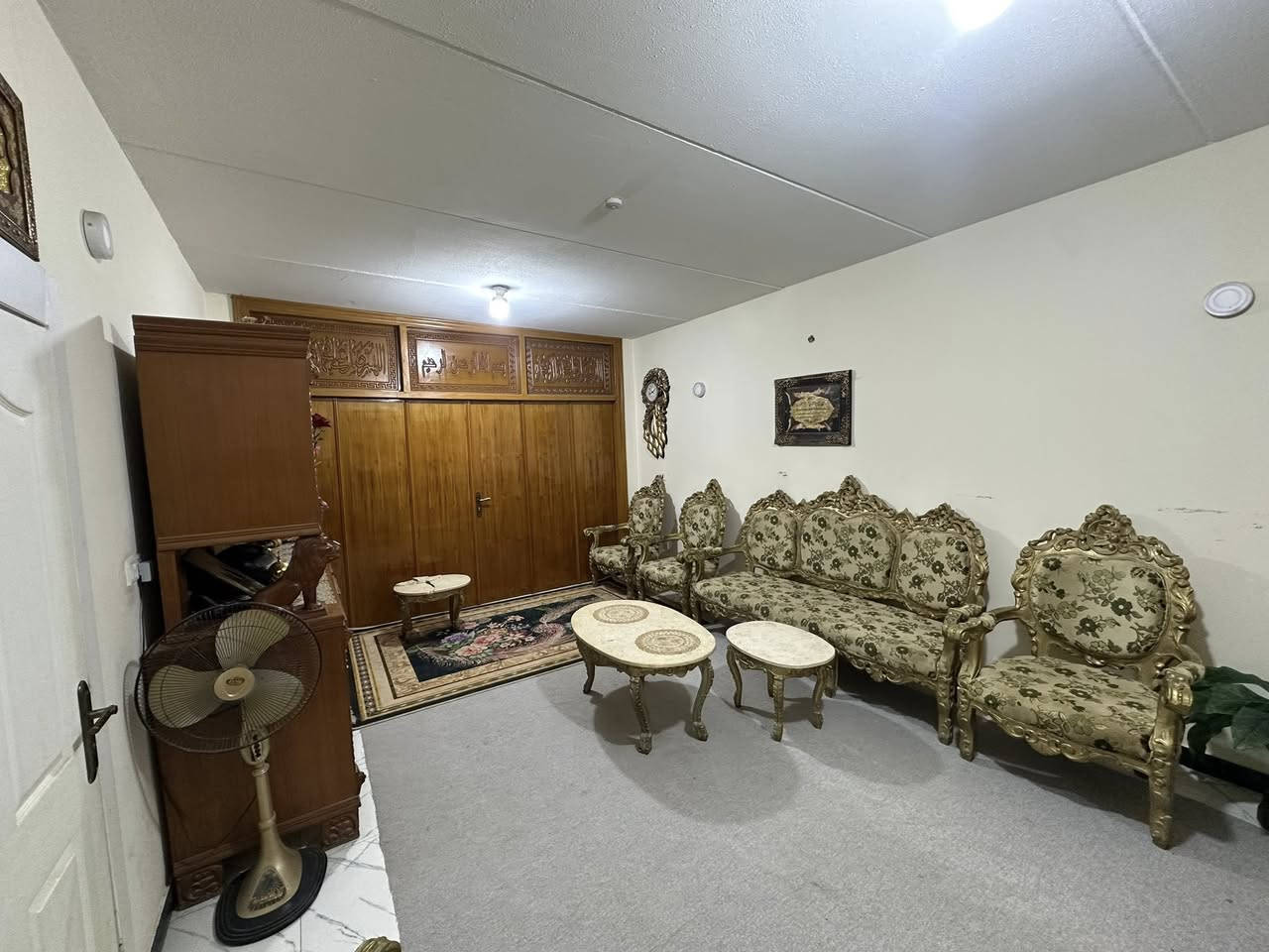 بيت للبيع في مجمع قريه الغدير الثانيه  المساحه ٢٠٠ متر الموقع مقابيل الاميرات شارع ٢٠ منصب اله برج اثير الوارد السنوي ٦ ملايين مطلوب للمصرف ٤٠ مليون ويحتوي على اضافات السعر خاص للمراسله او الاستفسار الاتصال على ***********
