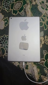 ايباد ٩ • ٦٤ • ملحقات كاملة