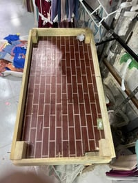 ميز خشب للبيع تريده للبسطيه يرهم تريد تسويه قفص يرهم ميز كامل ما ناقصه...