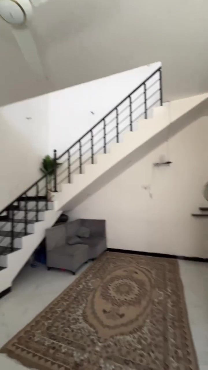 🏡 للبيع – منزل مميز (بيت ركن) في حي الأطباء / كربلاء 🏡
✨ فرصة لا تُعوّض لامتلاك منزل حديث البناء (2025)

📍 الموقع:

حي الأطباء – مقابل محطة باب الكفيل، ويبعد فقط 4 بيوت عن شارع الإمام علي الجديد.

📐 مساحة الأرض: 200 م²

🏠 تفصيل المنزل:

بيت ركن مقسّم إلى وحدتين (150 م² + 50 م²)، مما يجعله مناسبًا للسكن العائلي أو للاستثمار.

🔹 الوحدة الأولى (150 م²) – طابقان

الطابق الأرضي:

✅ 3 غرف نوم كبيرة

✅ استقبال

✅ صالة واسعة

✅ مطبخ حار ومطبخ بارد

✅ حمام داخلي

✅ حمام خارجي

الطابق الأول:

✅ 3 غرف نوم

✅ حمام

✅ صالة كبيرة

🔹 الوحدة الثانية (50 م²) – طابقان

الطابق الأرضي:

✅ استقبال

✅ صالة

✅ مطبخ

✅ حمام داخلي

✅ حمام خارجي

الطابق الأول:

✅ غرفتا نوم

✅ حمام

⭐ مميزات إضافية:

✔️ بيت ركن بموقع مميز.

✔️ بناء حديث (2025).

✔️ المنزل مشمول بقرض الإسكان، مما يسهّل إجراءات الشراء.

✔️ قريب من شارع الإمام علي الجديد وجميع الخدمات.

💰 السعر: 380 مليون دينار عراقي.

🤝 السعر قابل للتفاوض مع الجادين.

📍 موقع المنزل:

https://maps.app.goo.gl/irCcWK4d8k3eTABM6?g_st=ic

📞 للاستفسار والتواصل:

***********
