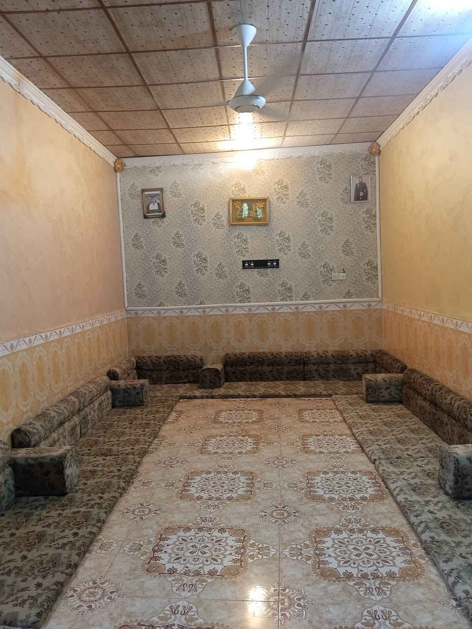 مكلف بالنشر 
الدار للبيع المساحه 200 متر الموقع قضاء الغراف المدخل الثاني حي الشهداء بالفرع مقابيل الحجر الصحي سابقا ثالث بيت بالفرع كافة الخدمات البناء حديث طابوگ عگاده غرفتين وصاله ومطبخ وديوانيه مع صحيات ومناور عدد 2مع مساحه بيت........... البيت كامل اي نقص مابيه مجاري صرف الصحي

اي استفسار الاتصال بالرقم التالي ‏‪0782 431 0668‬‏
