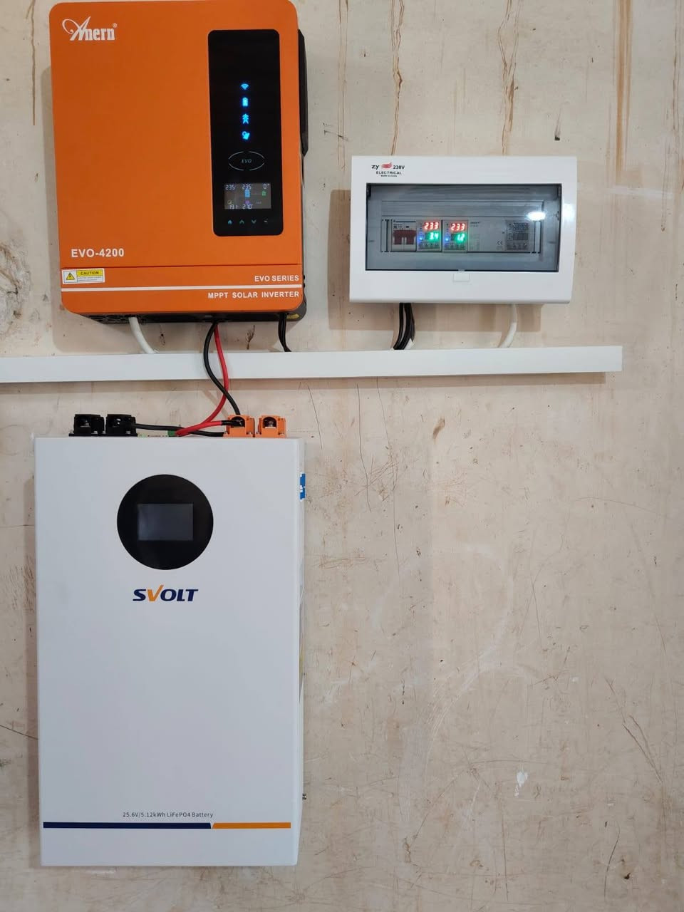 بفضل الله تم تنصيب منظومة طاقة شمسية لمنزل السيد ( #احمد_هادي)
الموقع  -#كركوك-#الحويجة - #قرية_حديد
تتكون المنظومة من
🟢 4 الواح لونجي    وجهين  بقدرة #615w  ، (ضمان 15سنة) 
🟣 بطارية ليثيوم   بقدرة #5kwh  (ضمان 5سنوات)
🔵انفيرتر Evo Anern   بقدرة4.2kw (ضمان 1سنة)
🟤حديد مغلون بسمك 1.5mm
🔴مع كافة  التوصيلات  واجهزة القطع والحماية

📍#كركوك -ناحية الرياض-السوق الكبير- مجاور  جملة  وسام المجبل    

       م. ايمن ابراهيم العبيدي         ***********              
                                                                        
       م.علاء خماس العبيدي          ***********                                       
                                                                       
   📍 #موصل - الساحل الايمن -شارع النبي شيت

       م.حذيفة سيف الدين العباسي    ***********

       م.احمد جمال اللويزي.              ***********
#الشرقي_لطاقة_الشمسية_والاجهزة_الالكترونية
