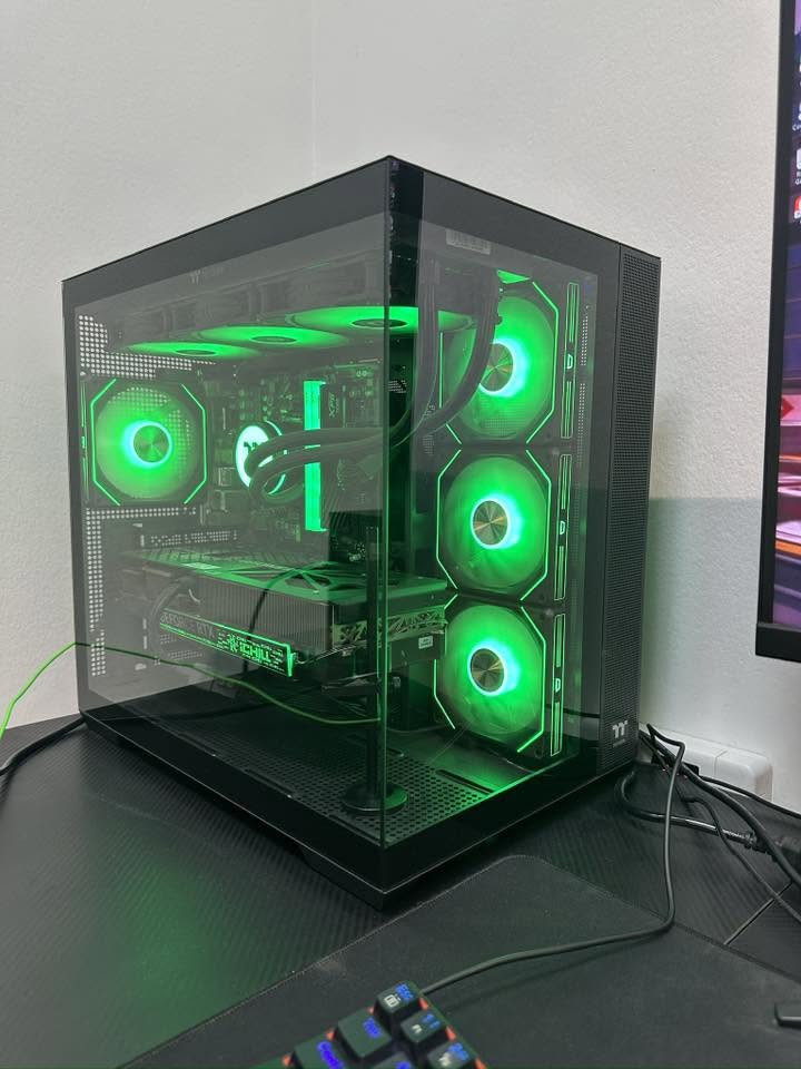 تجميعة Gaming قوية ونظيفة جدًا  

الحالة: شبه جديد

مواصفات الـ PC:

• CPU: Ryzen 7 7700

• GPU: RTX 4070 Super

• Motherboard: Gigabyte B650

• RAM: XPG DDR5 32GB (2×16) 6000MHz

• Storage: SSD M.2 1TB

• PSU: 750W

• Case: Thermaltake

• Cooling: Thermaltake AIO 360mm (3 Fans) 

المرفقات ويّا التجميعة:

• شاشة Patriot 2K – 180Hz

UPS Offline (1500VA)

كرسي تمشيه حال ( هدية ) 

• سماعة Razer ( هدية ) 

• كيبورد Redragon 

• يد ألعاب xbox 

 مايك gaming ( هدية ) 
  

 السعر الكلي: 2,400 دينار ( مليونين و400الف ) 
وبيها مجال بسيط للطيبين 

 للاستفسار المراسلة على الخاص �


**إذا كنت صاحب هذا الإعلان وتريد حذفه لأي سبب، رجاءا أرسل رسالة إلى الدعم الفني**