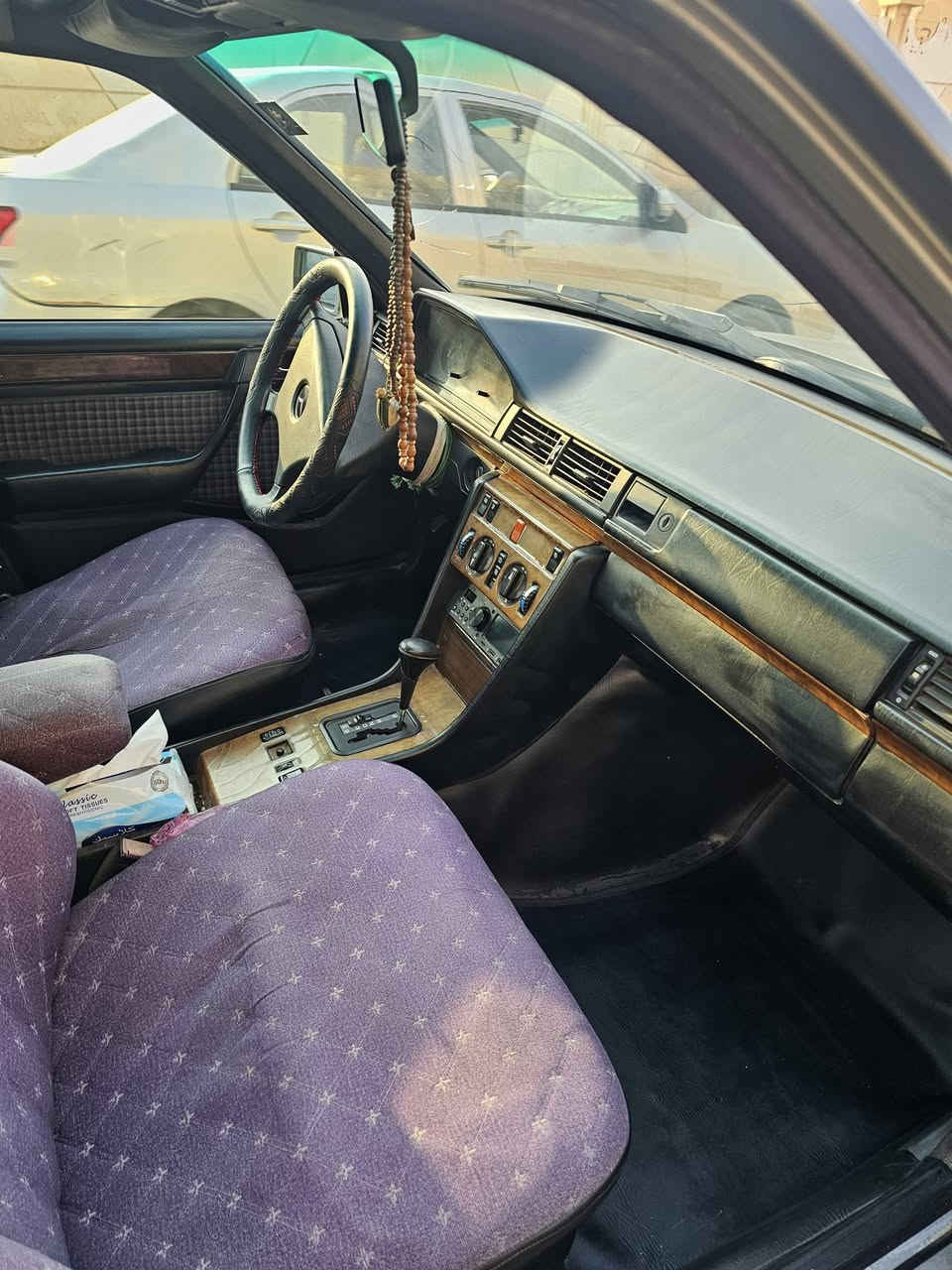 سياره  مرسيدس للبيع موديل ٩٠ السياره جاهزه من كل الجوانب كلشي بيها شغال السعر ٨٥ وبيه مجال الاتصال هاتف ***********
