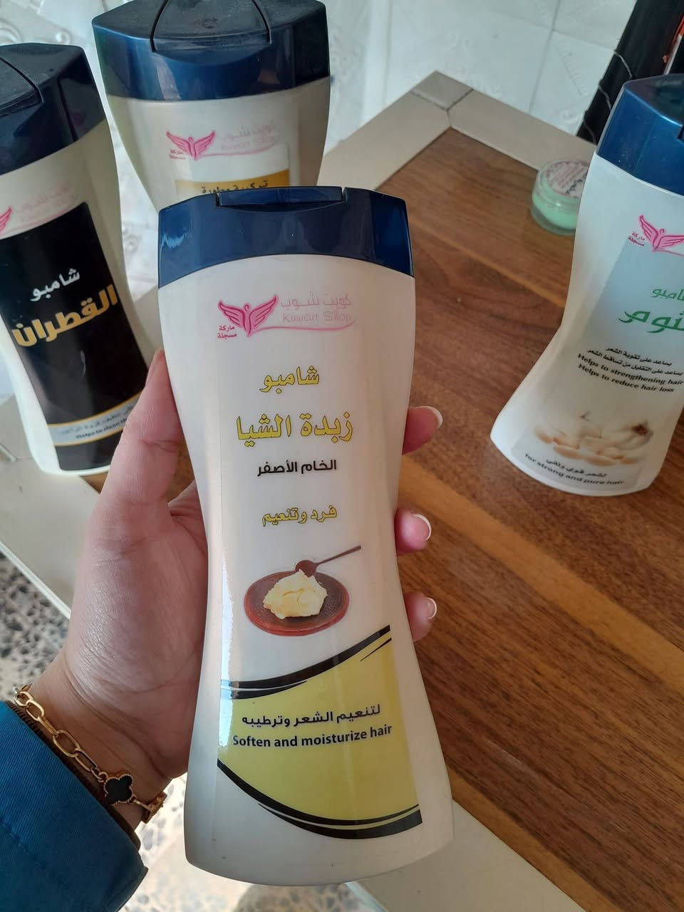 مجموعة شامبوهات 
شامبو القطران / يقضي ع القشره والصدفيه والتهاب الجلد الدهني ويقلل من الحكه والالتهابات وتعزيز النمو والكثافه  وتقليل التساقط وتنظيف الفروه من الشوائب 

شامبو الخروع /تحسين صحة الشعر وفروة الرأس  تعزيز نمو الشعر وزيادة كثافته 

شامبو زبدة الشيا / مناسب للشعر الجاف او المجعد( الكيرلي)  ترطيب عميق ومكثف  إصلاح التلف وحماية الشعر 

شامبو الثوم /علاج تساقط الشعر وتقويته وتكثيف وملء الفراغات ومكافحة القشرة والأكزيما 

العنوان بابل  الحصوه مقابل الجسر قرب شارع الباويه
***********
***********
