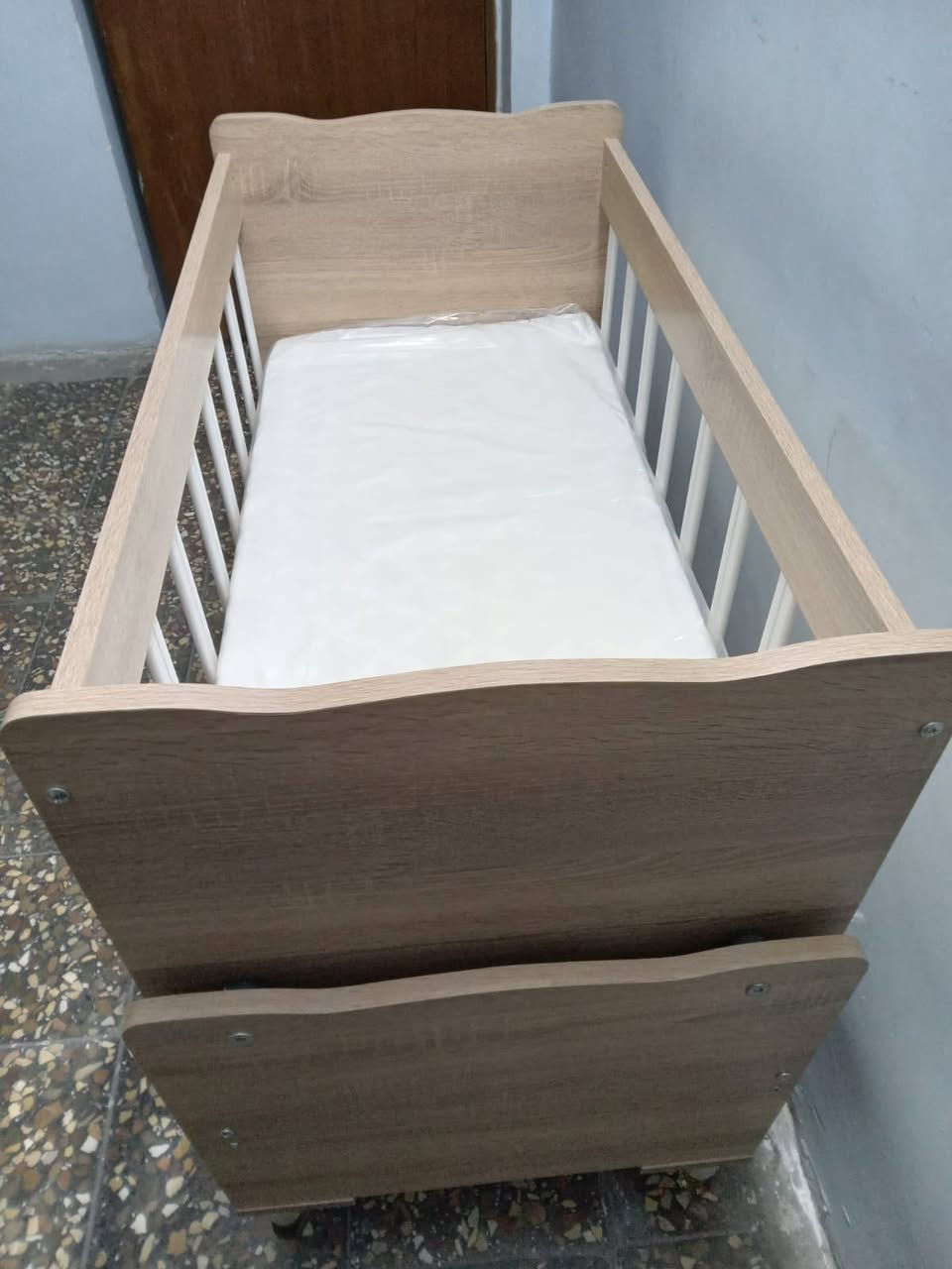 سرير نضيف جداً بحاله جديده غير مستخدم ✅
من عمر ولاده الى ٣ سنوات
يحتوى على مجر ملابس للاطفال
سرير هزاز 
مع دوشك جديد طبي جديد جداً
السعر ٧٥ وبي مجال قليل 🤍
للتواصل على الخاص او على الرقم ***********📞
العنوان شهداء البياع
