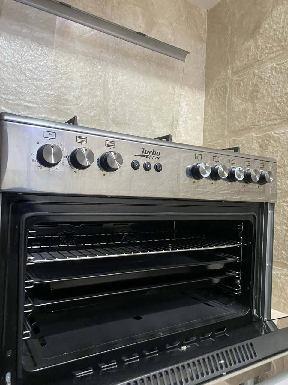 طباخ مستعمل شي قليل شرط النضافه  العنوان حي الصديق ت ***********
