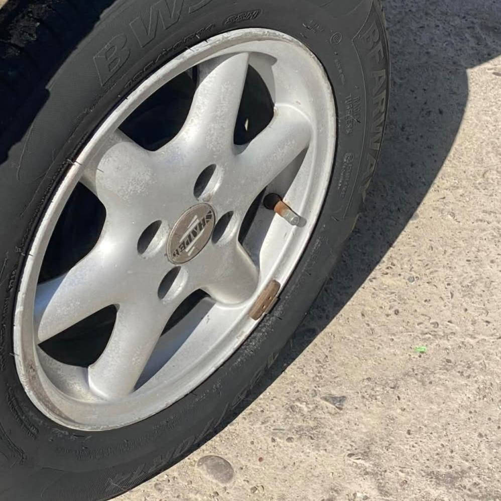 سياره للبيع نوع اوبل فيكترا ١٩٨٩ محرك١٦ وقفل مركزي اسلايت تبريد من الشحن أصلي بيها كابون بانزين ورقم جديد وسنويه الي ٢٠٢٩ بسعر ٤٦ و انا صاحبها الشرعي
 التواصل على الرقم ***********
