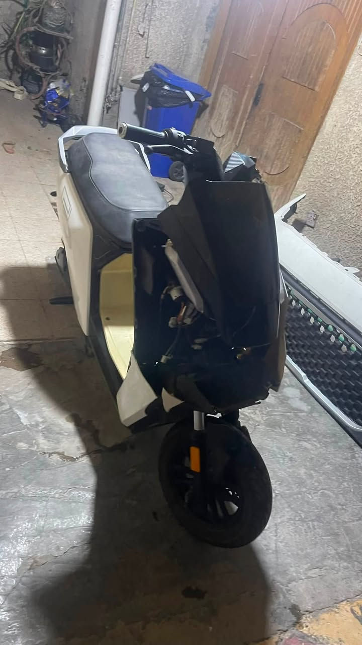 السلام عليكم دراجه شحن كارينه بيه هذا الكسر ونقص بطاريات فقط بيه سويجين وبصمات 2 وشاحنه جديده بس صار بيه هذا الحادث وانتركت والبطاريه وكفن فقط مكاني بغداد الغزاليه *********** بيع او مراوس السعر 250 وبيه مجال
