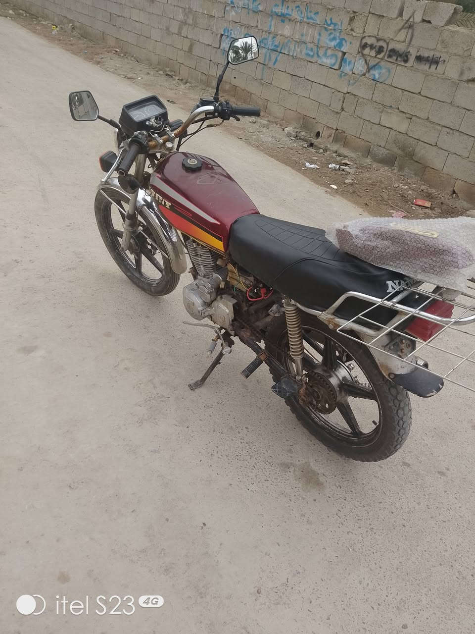 السلام عليكم للبيع دراجة سيفان 20كامله مكملة مابيهه أي نقص اوراق ومحرك خير من الله  وكهربيات كامله مكمله اتصل على الرقم ***********

